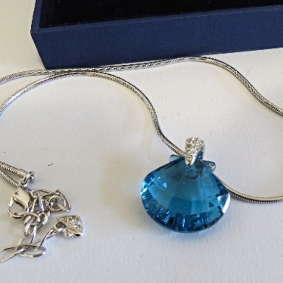 Swarovski Wonders of the Sea Eternity Blue Sea Scallop Shell Necklace & Earrings - Picture 7 of 8
